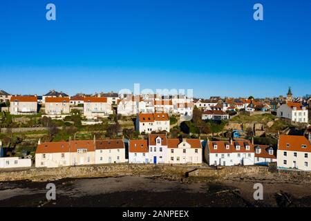 Luftaufnahme von drohne von pittenweem Fischerdorf im Osten Neuk von Fife, Schottland, Großbritannien Stockfoto