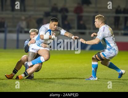 18. Januar 2020; AJ Bell Stadium, Salford, Lancashire, England; europäischen Champions Cup Rugby, Verkauf Haifische gegen Glasgow Krieger; Denny Solomona von Verkauf Haifische wird von Dth-Van der Merwe von Glasgow Warriors - Redaktionelle Nutzung angegangen Stockfoto