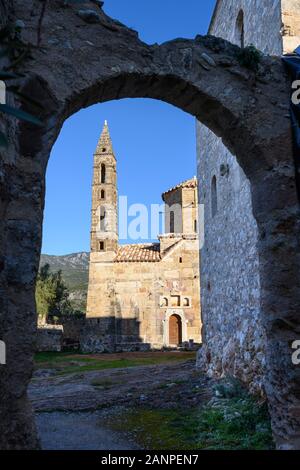 Die Mourtzinos/Petreas komplexe oder Alte/obere Kardamyli und die Kirche des Agios Spyridon äussere Mani, Peloponnes, Griechenland. Stockfoto