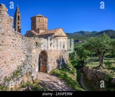 Die Kirche von Agios Spyridon am Mourtzinos/Petreas Komplex in Alt/obere Kardamyli, äussere Mani, Peloponnes, Griechenland. Stockfoto