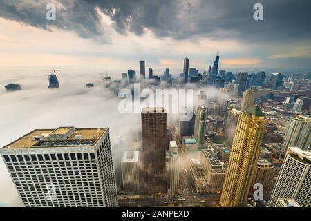 Chicago, IL, USA downtown Stadtbild mit einem Nebel rollen in Stockfoto