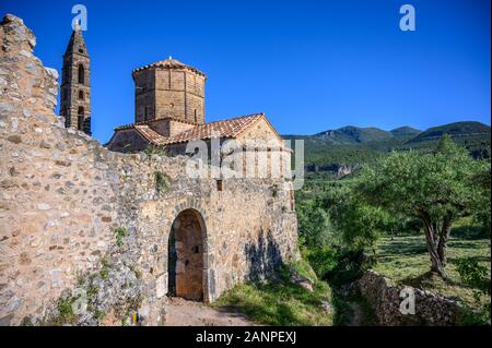 Die Kirche von Agios Spyridon am Mourtzinos/Petreas Komplex in Alt/obere Kardamyli, äussere Mani, Peloponnes, Griechenland. Stockfoto