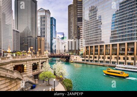 Chicago, Illinois, USA Sightseeing Kreuzfahrt und Skyline auf dem Fluss. Stockfoto