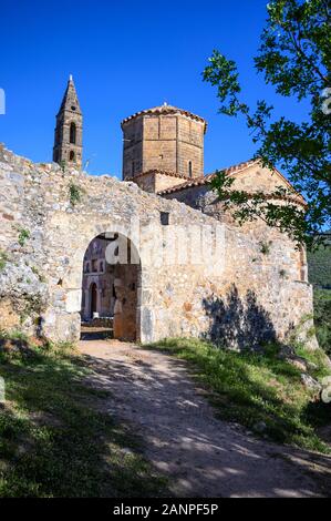 Die Kirche von Agios Spyridon am Mourtzinos/Petreas Komplex in Alt/obere Kardamyli, äussere Mani, Peloponnes, Griechenland. Stockfoto