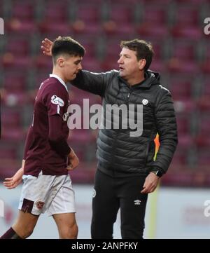 Tynecastle Park, Edinburgh, Schottland. UK. Jan 2020 18. Herzen vs Airdrie.. William Hill Scottish Cup binden. Um Verletzungen zu Herzen Aaron Hickey als Manager Daniel Stendel an schaut. Stockfoto