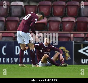 Tynecastle Park, Edinburgh, Schottland. UK. Jan 2020 18. Herzen vs Airdrie.. William Hill Scottish Cup binden. Um Verletzungen zu Herzen Aaron Hickey wie Andy Irving an schaut. Stockfoto