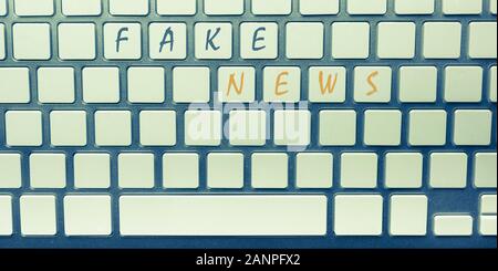 Silber Tastatur mit Worten gefälschte Nachrichten Stockfoto