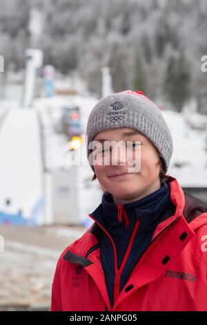 Team GB's Sam Bolton (17) beim Skisprungtraining bei den Jugend-Olympischen Spielen in Lausanne 2020 am 17. Januar 2020 bei den Les Tuffes in Frankreich. Stockfoto