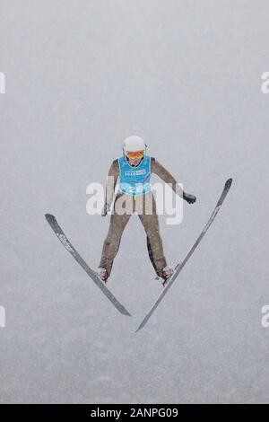 Team GB's Sam Bolton (17) beim Skisprungtraining bei den Jugend-Olympischen Spielen in Lausanne 2020 am 17. Januar 2020 bei den Les Tuffes in Frankreich. Stockfoto