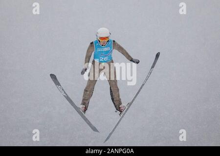 Team GB's Sam Bolton (17) beim Skisprungtraining bei den Jugend-Olympischen Spielen in Lausanne 2020 am 17. Januar 2020 bei den Les Tuffes in Frankreich. Stockfoto