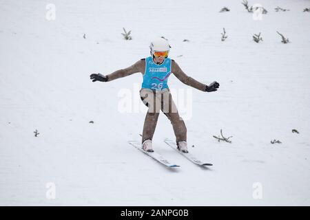 Team GB's Sam Bolton (17) beim Skisprungtraining bei den Jugend-Olympischen Spielen in Lausanne 2020 am 17. Januar 2020 bei den Les Tuffes in Frankreich. Stockfoto