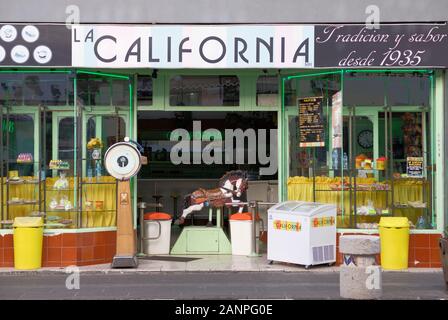 Das La California ein Geschäft auf der Calle de Los Dulces in Puebla (Straße der Süßigkeiten). Ansicht des vorderen Fensters von der Straße Stockfoto