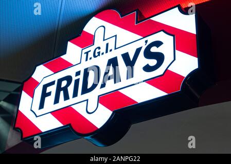 BERLIN - Dez 27: TGI Fridays Logo oder TGI Fridays Fassade in Berlin am 27. Dezember. 2019 in Deutschland. Stockfoto