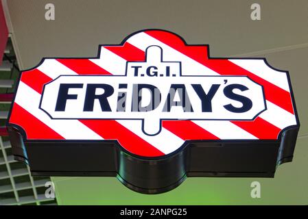 BERLIN - Dez 27: TGI Fridays Logo oder TGI Fridays Fassade in Berlin am 27. Dezember. 2019 in Deutschland. Stockfoto