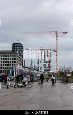 Berlin, Deutschland - 29. September 2019: Open-Air-Galerie die East Side Gallery auf Muhlenstrasse im Bezirk Friedrichshain. Stockfoto