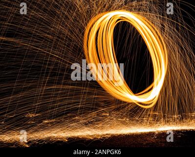 Stahlwolle Malen mit Licht in der Finsternis funken Effekt Stockfoto