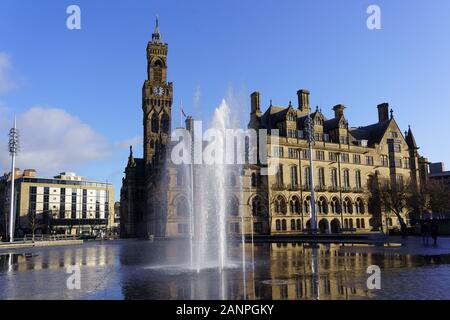 Bradford City Park Mirror Pool mit dem Polizeimuseum im Hintergrund, Centenary Square, Bradford, West Yorkshire, England, GROSSBRITANNIEN... Stockfoto