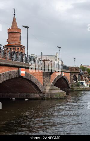 Berlin, Deutschland - 29. September 2019: doppelstöckige Brücke über die Spree, es links Friedrichshain und Kreuzberg Stockfoto