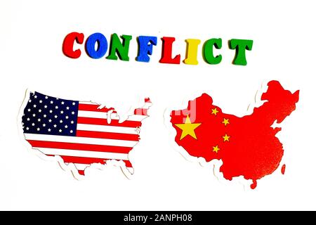 Los Angeles, Kalifornien, USA - 17. Januar 2020: Konflikt zwischen den USA und China. Nationalflaggen auf weißem Hintergrund. Politikkonzept, Illustrative Editorial Stockfoto