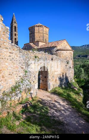 Die Kirche von Agios Spyridon am Mourtzinos/Petreas Komplex in Alt/obere Kardamyli, äussere Mani, Peloponnes, Griechenland. Stockfoto