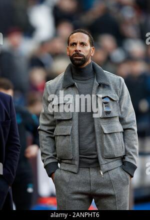 Das Stadion in London, London, Großbritannien. 18 Jan, 2020. Fußball der englischen Premier League, West Ham United gegen Everton; ehemalige West Ham United, Leeds United und Manchester United ehemaliger Verteidiger Rio Ferdinand lächelt Fans aus dem Nebenerwerb vor Kick off - streng Redaktionelle Verwendung nur. Keine Verwendung mit nicht autorisierten Audio-, Video-, Daten-, Spielpläne, Verein/liga Logos oder "live" Dienstleistungen. On-line-in-Match mit 120 Bildern beschränkt, kein Video-Emulation. Keine Verwendung in Wetten, Spiele oder einzelne Verein/Liga/player Publikationen Quelle: Aktion plus Sport/Alamy leben Nachrichten Stockfoto