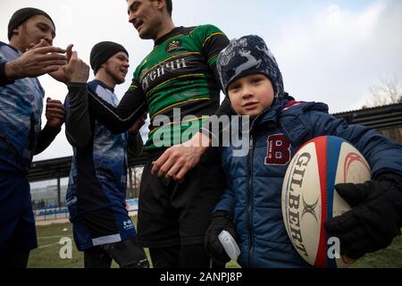 Moskau, Russland. Am 18. Januar 2020 grüßen sich die Spieler der gegenüberliegenden Mannschaften, nachdem das Spiel während des 9. 'Snow Rugby'-Turniers in Moskau, Russland, beendet wurde. Schnee-Rugby spielt in den Wintermonaten und es wurde unter extrem kalten Bedingungen gespielt Stockfoto