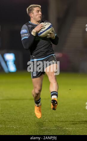 18. Januar 2020; AJ Bell Stadium, Salford, Lancashire, England; europäischen Champions Cup Rugby, Verkauf Haifische gegen Glasgow Krieger; Dth-Van der Merwe von Glasgow Krieger nimmt den Ball in der Luft - die redaktionelle Nutzung Stockfoto