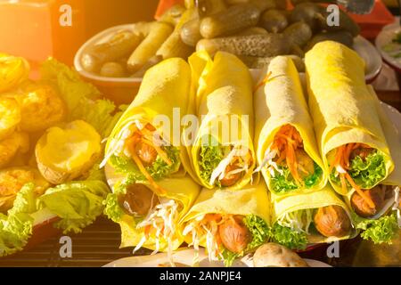 Burrito mit Wurst. Street Food Konzept. getönt. Stockfoto
