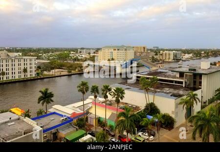 Fort Lauderdale, Florida, USA - 3. Januar 2020 - Die Zugbrücke, die für das vorbeifahrende Boot geöffnet werden soll Stockfoto