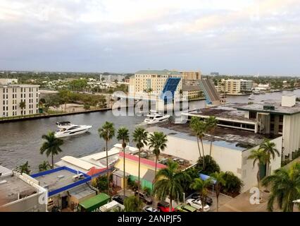 Fort Lauderdale, Florida, USA - 3. Januar 2020 - Die Zugbrücke, die für das vorbeifahrende Boot geöffnet werden soll Stockfoto