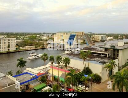 Fort Lauderdale, Florida, USA - 3. Januar 2020 - Die Zugbrücke, die für das vorbeifahrende Boot geöffnet werden soll Stockfoto