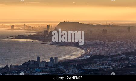 Misty entfernten Luftaufnahme von Barcelona am Goldenen Stunde Stockfoto