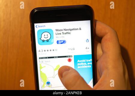 Los Angeles, Kalifornien, USA - 17. Januar 2020: Mobiltelefon in Hand mit Waze Navigation App-Logo auf dem Bildschirm Nahaufnahme, Illustrative Editorial Stockfoto