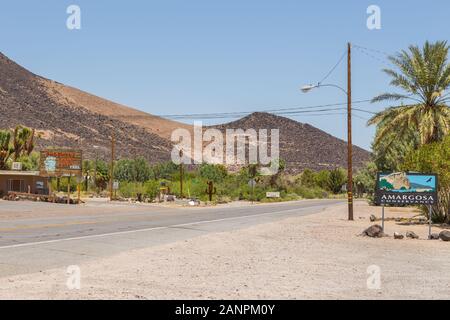 Shoshone, Kalifornien, USA - 02. Juni 2015: alte Bundesstraße in einer Stadt. Große Werbung zusammen. Desert Hills im Hintergrund. Stockfoto