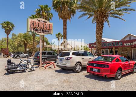 Shoshone, Kalifornien, USA - 02. Juni 2015: Autos und Motorräder auf dem Parkplatz vor der Brechstange Cafe und Limousine. Old State Highway, Große bunte Werbe Stockfoto