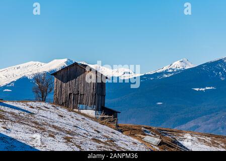 Holz- Scheune. Rila schneebedeckten Gipfeln im Hintergrund. Fotografie aus rhodopen Gebirge Stockfoto