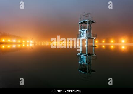 Winter nebligen Nacht über Rudern Kanal in der Stadt Plovdiv, Bulgarien Stockfoto