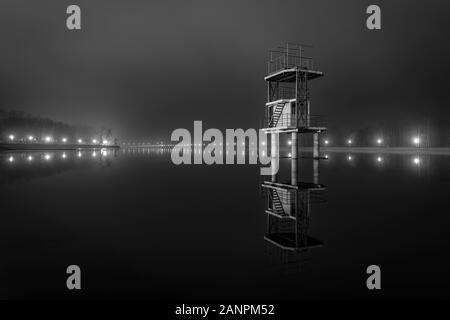 Fine Art schwarze und weiße neblige Nacht Foto des Ruderns Kanal mit Turm in Wasser Stockfoto