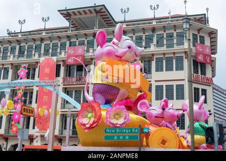 Singapur, 18. Januar 2020 Ladenbesitzer und Bewohner bereiten sich auf das kommende chinesische Neujahr in Chinatown vor. Stockfoto