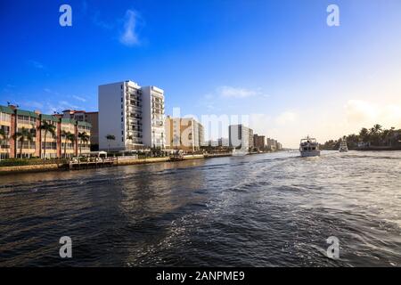 Hillsboro Inlet Wasserstraße vorangegangen zu Hillsboro Beach in Pompano Beach, Florida. Stockfoto