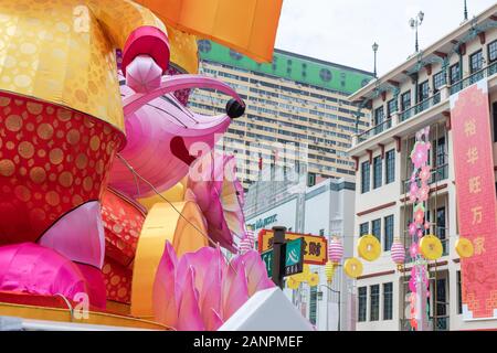 Singapur, 18. Januar 2020 Ladenbesitzer und Bewohner bereiten sich auf das kommende chinesische Neujahr in Chinatown vor. Stockfoto