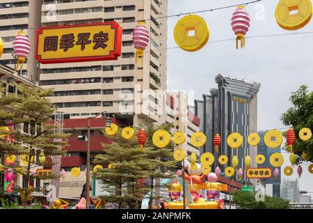 Singapur, 18. Januar 2020 Ladenbesitzer und Bewohner bereiten sich auf das kommende chinesische Neujahr in Chinatown vor. Stockfoto