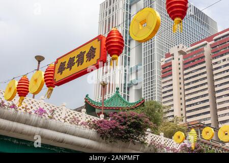 Singapur, 18. Januar 2020 Ladenbesitzer und Bewohner bereiten sich auf das kommende chinesische Neujahr in Chinatown vor. Stockfoto