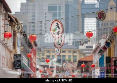 Singapur, 18. Januar 2020 Ladenbesitzer und Bewohner bereiten sich auf das kommende chinesische Neujahr in Chinatown vor. Stockfoto