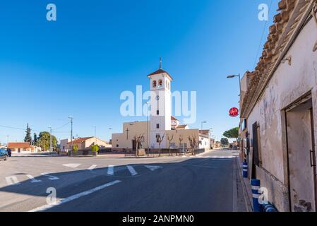 Parroquia Ntra. SRA. De Montserrat de La Pinilla Kirche in La Pinilla, Costa Calida, Spanien. Die Kirche Unserer Lieben Frau von Montserrat. Straßenkreuzung Stockfoto