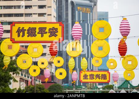 Singapur, 18. Januar 2020 Ladenbesitzer und Bewohner bereiten sich auf das kommende chinesische Neujahr in Chinatown vor. Stockfoto