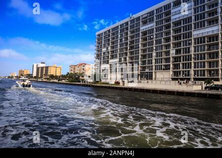 Hillsboro Inlet Wasserstraße vorangegangen zu Hillsboro Beach in Pompano Beach, Florida. Stockfoto