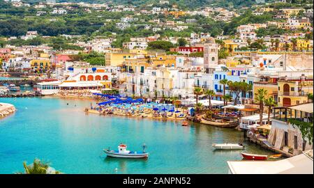 Landschaft mit Lacco Ameno, Küste von Ischia, Italien Stockfoto