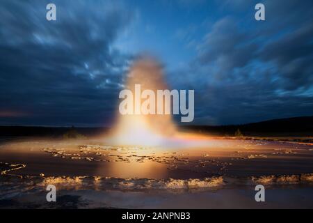 WY 02828-00 ... WYOMING - Great Fountain Geysir entlang der Firehole Lake Drive im Yellowstone National Park. Stockfoto