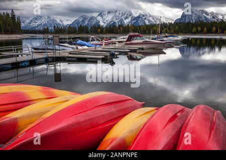 WY 02868-00 ... WYOMING - Marina in Coulter Bay am Jackson Lake im Grand Teton National Park. Stockfoto